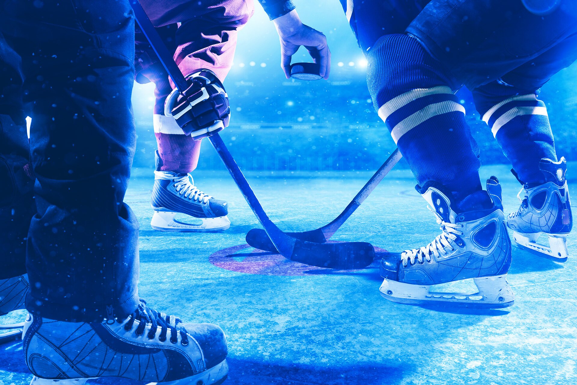 Игры хоккей клюшкой. Хоккейные коньки и клюшка. Хоккейная клюшка на льду. Хоккейные коньки на льду. Коньки клюшка шайба.