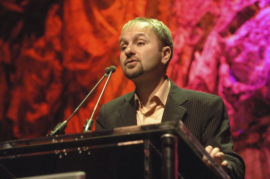 daniel negreanu speaking at podium during card player of the year award