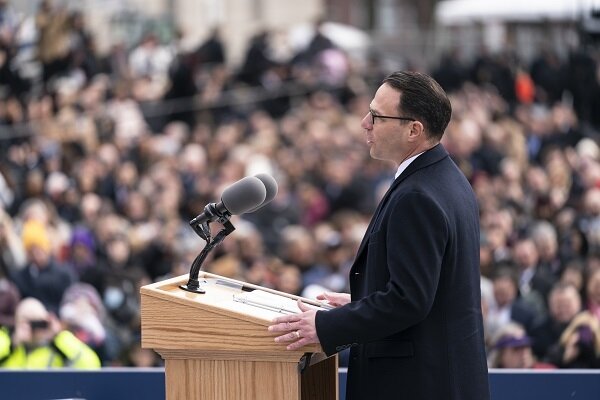 Josh Shapiro berbicara kepada orang banyak sebagai gubernur Pennsylvania